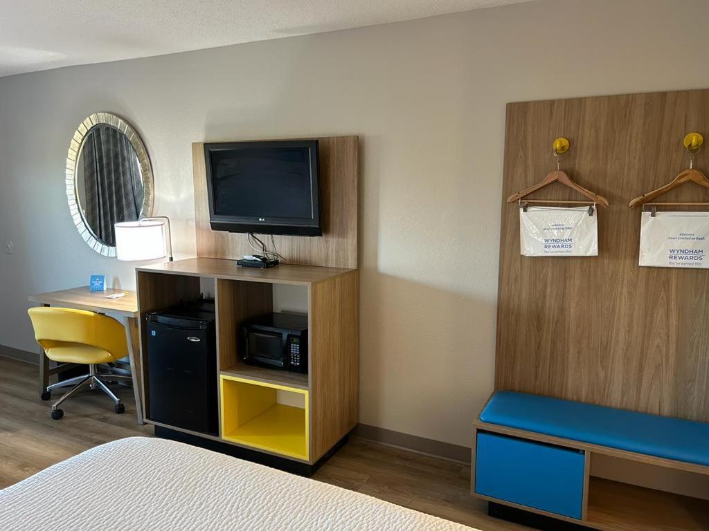Days Inn By Wyndham St George St. George Bagian luar foto