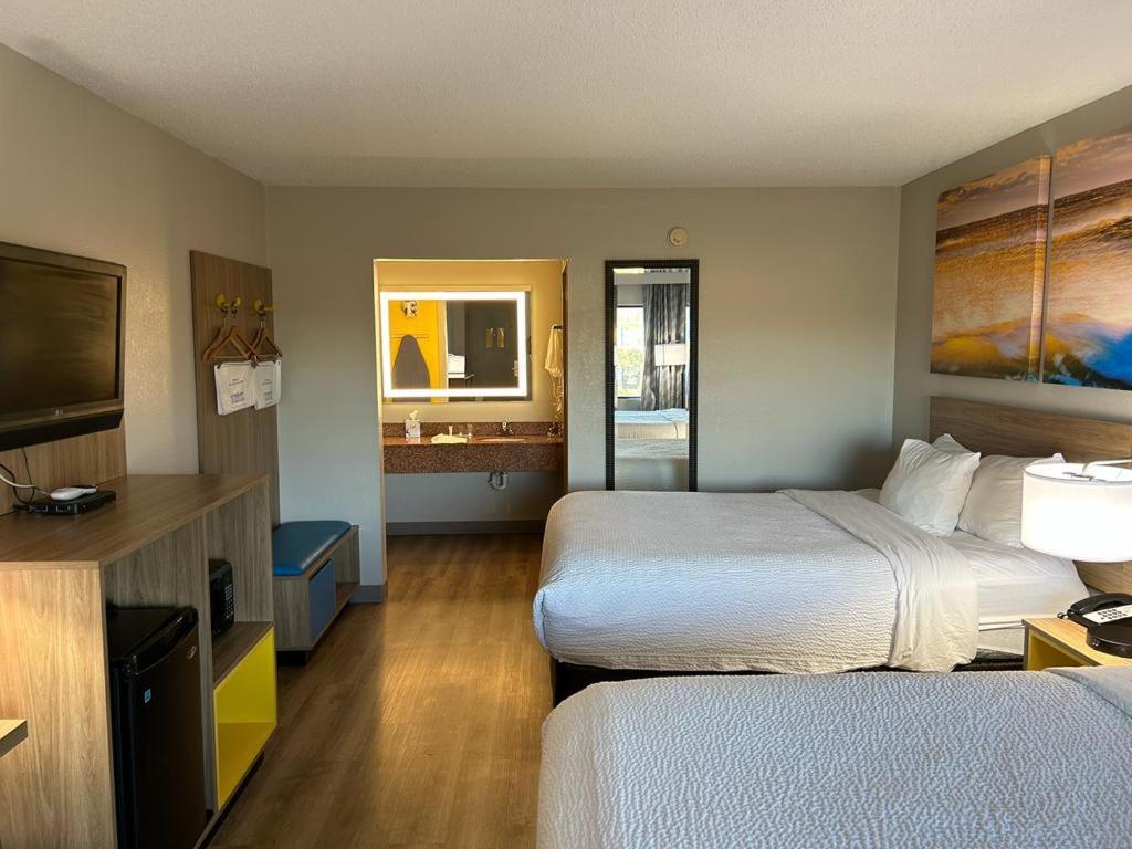 Days Inn By Wyndham St George St. George Bagian luar foto