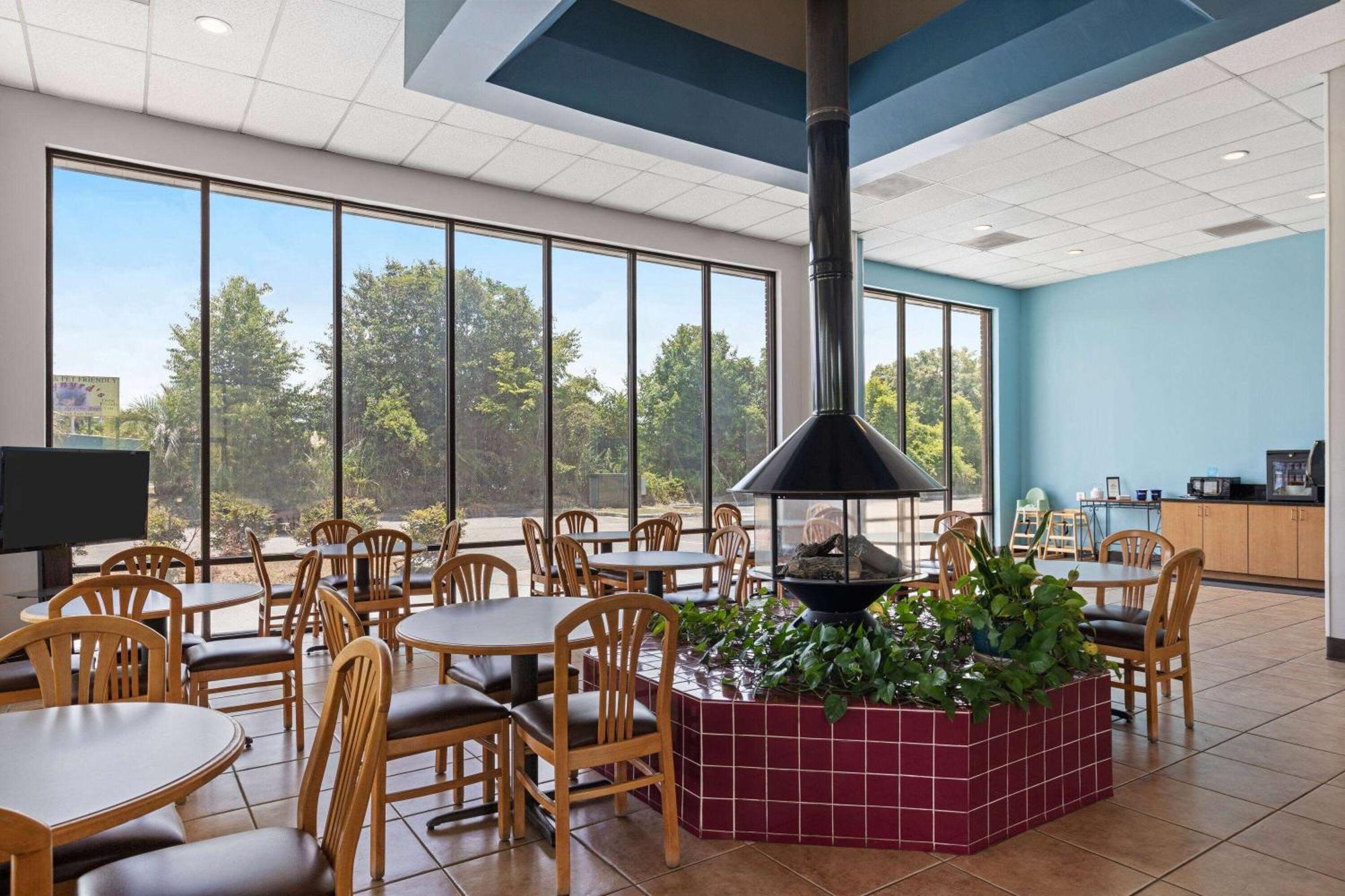 Days Inn By Wyndham St George St. George Bagian luar foto
